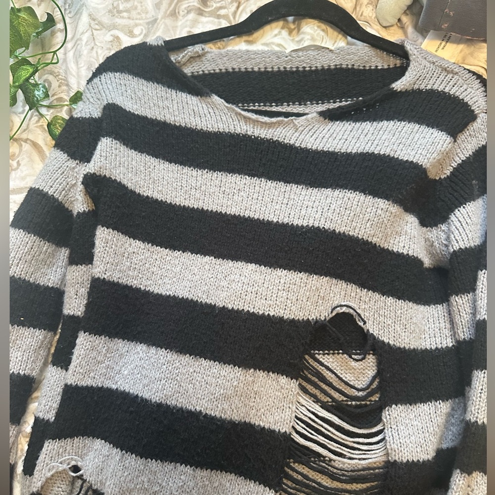 y2k black and grey sweater!!
